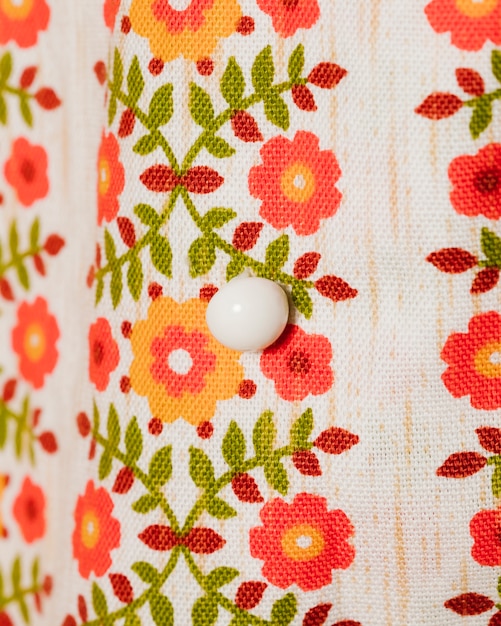 haftowane motywy ludowe na lnie